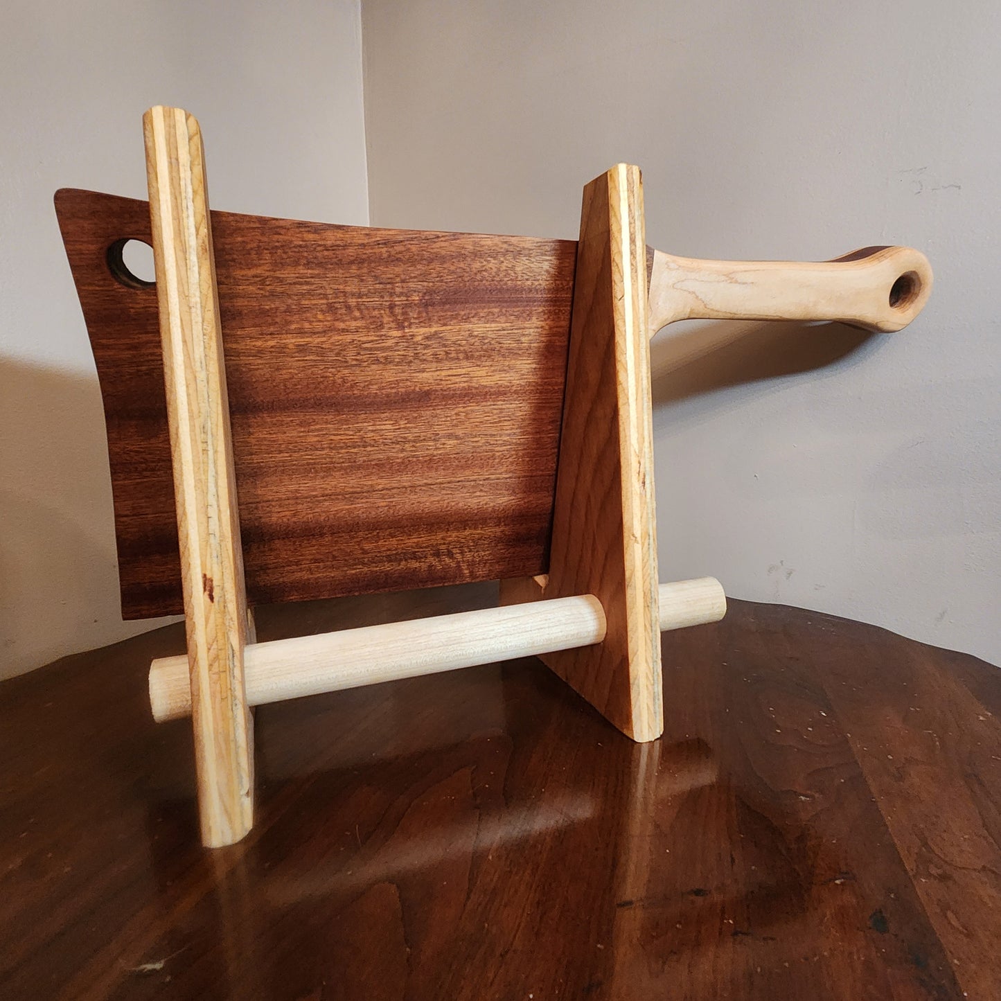 Meat Cleaver-Shaped Charcuterie Board Serving Tray
Available in a variety of sizes and wood options, including mahogany, maple, poplar, cedar, and other exotic woods. Whether you're looking for a unique gift or a stylish addition to your kitchen,