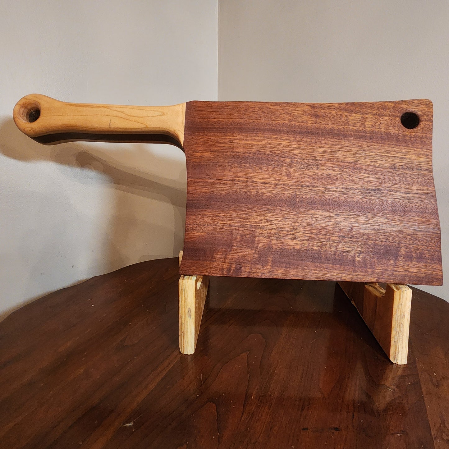 Meat Cleaver-Shaped Charcuterie Board Serving Tray
Available in a variety of sizes and wood options, including mahogany, maple, poplar, cedar, and other exotic woods. Whether you're looking for a unique gift or a stylish addition to your kitchen,