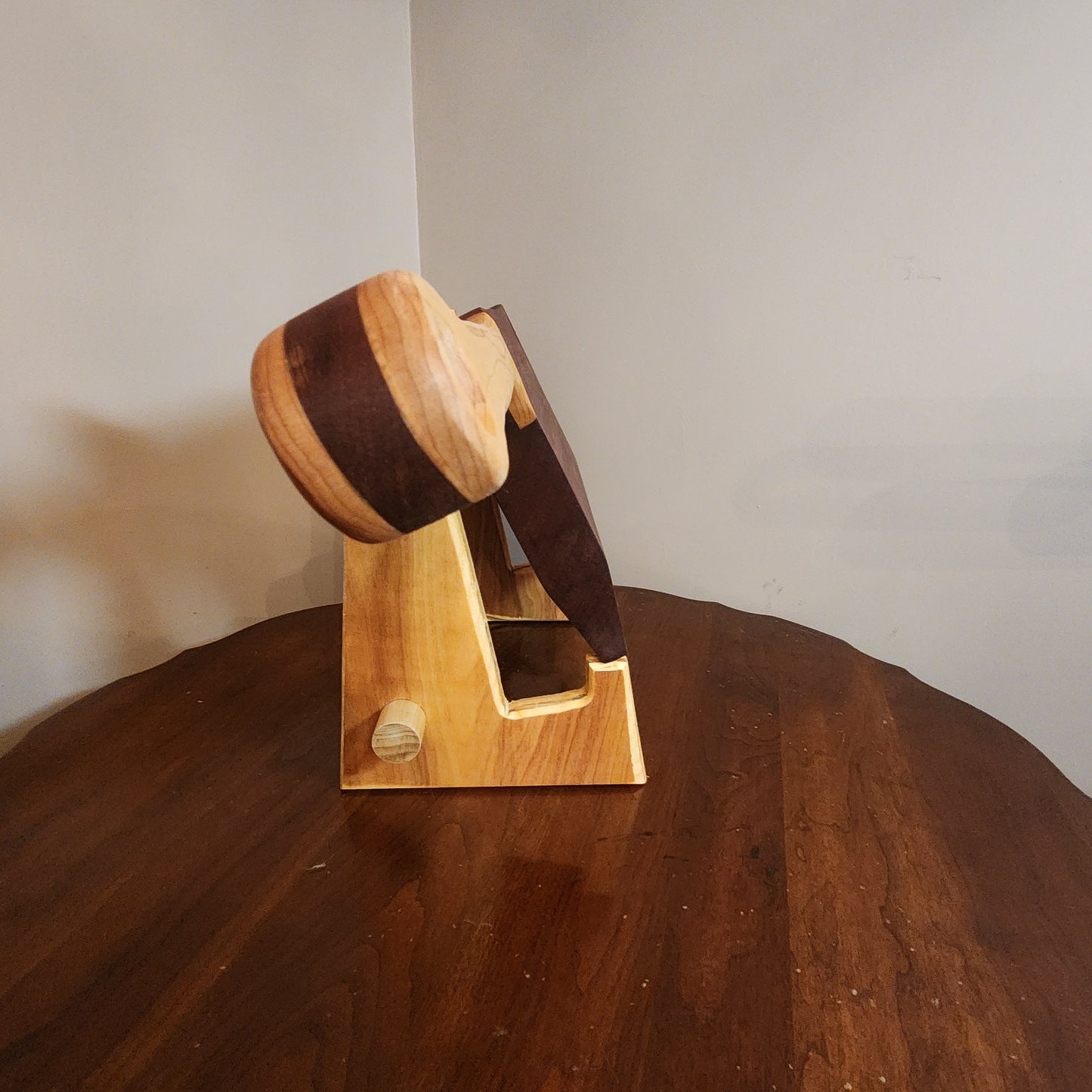 Meat Cleaver-Shaped Charcuterie Board Serving Tray
Available in a variety of sizes and wood options, including mahogany, maple, poplar, cedar, and other exotic woods. Whether you're looking for a unique gift or a stylish addition to your kitchen,